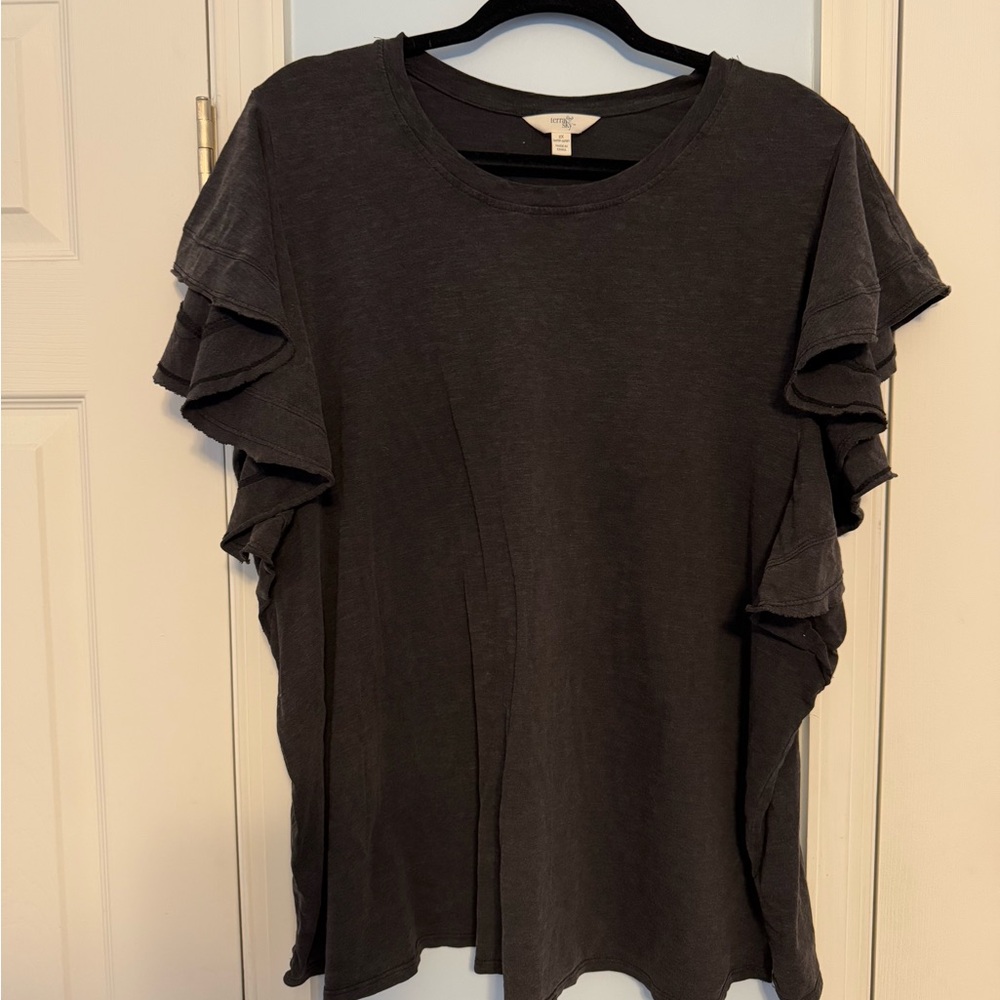 Lights weight shirt with flowy sleeves